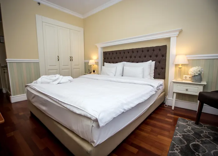 Queen'S Court Hotel & Residence